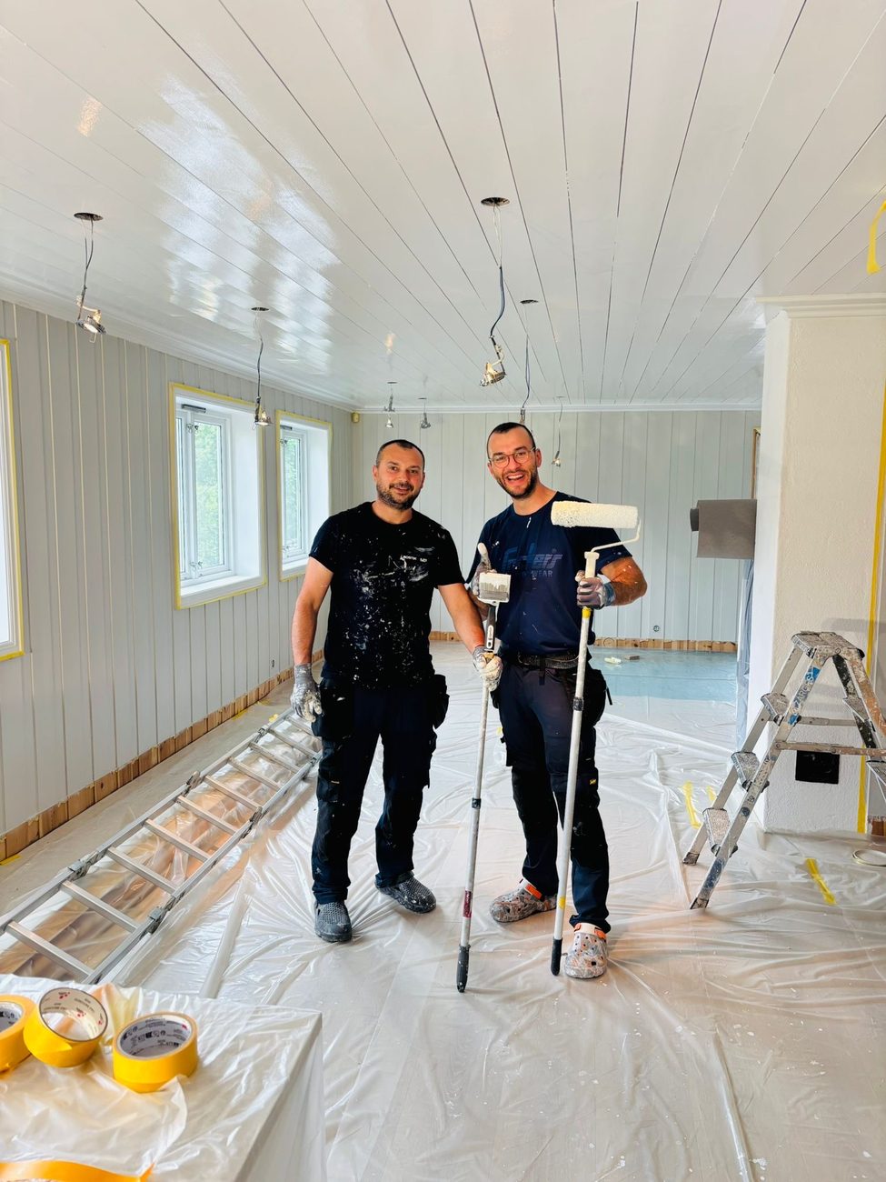 Teamet i Oslo Håndverksmester AS med malerverktøy på et prosjekt